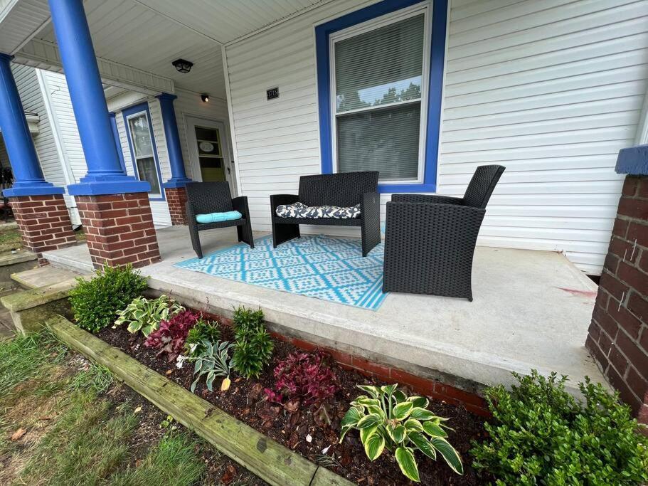 The Purple Door Apt In The Heart Of Radford City Exterior photo
