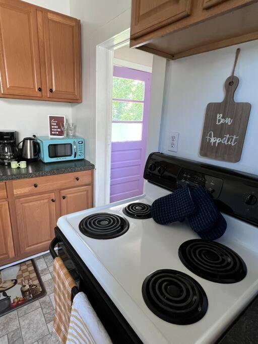 The Purple Door Apt In The Heart Of Radford City Exterior photo